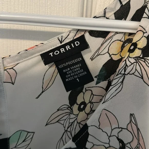 Torrid floral pattern top - Picture 2 of 5